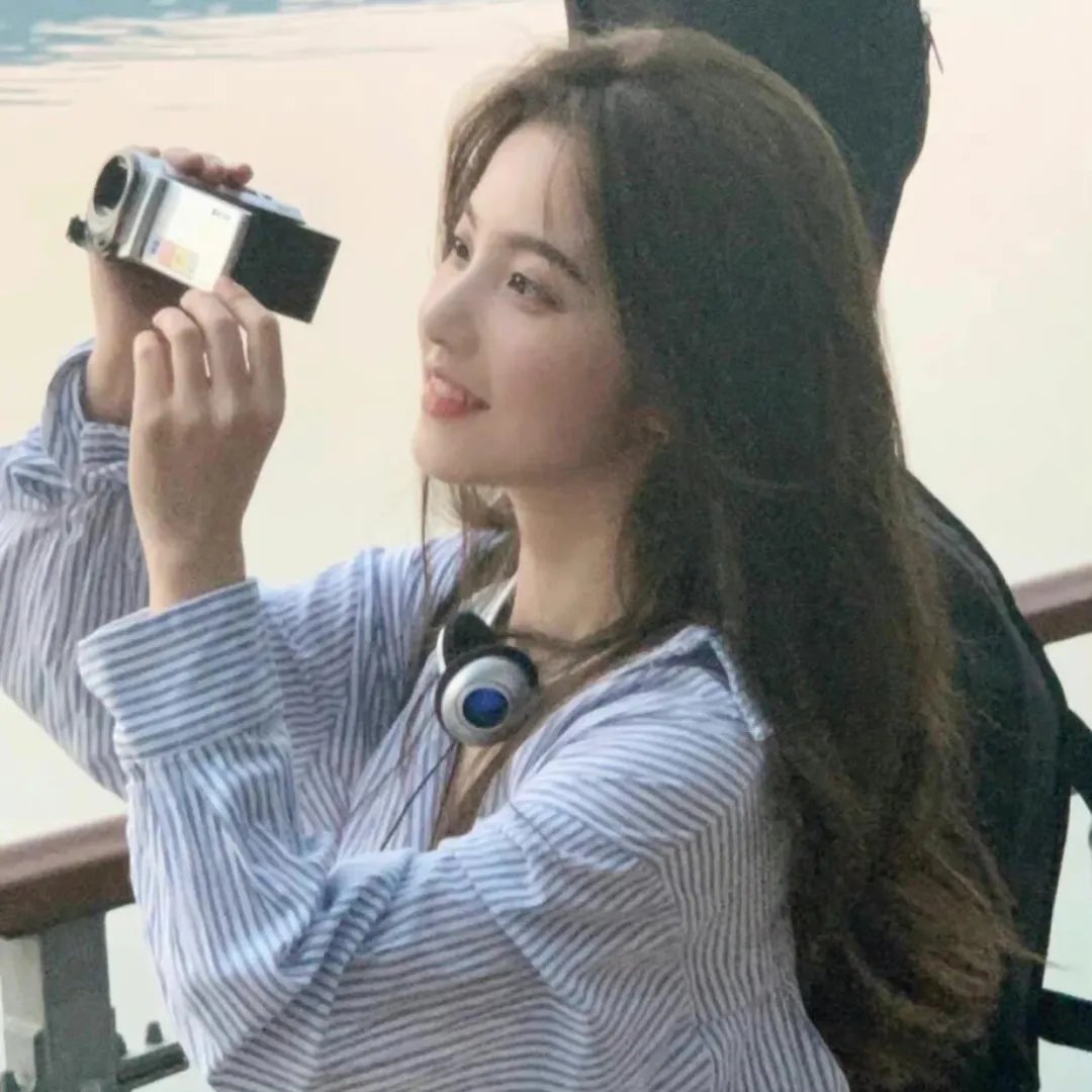 与一位女士合影